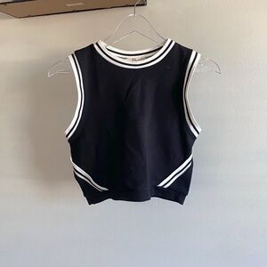 🪞 NEW piped trim sleeveless crew neck stretch knit athleisure active top